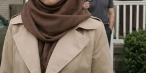 Burak valizi aldı, kapıyı açtı