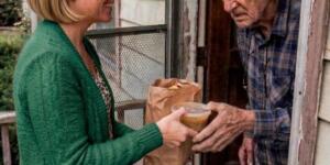 Yıllarca sokağımın en yalnız, en huysuz seksen yaşındaki