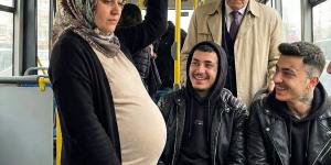 Otobüsteki serseriler, h’amile kadına yer vermeyip
